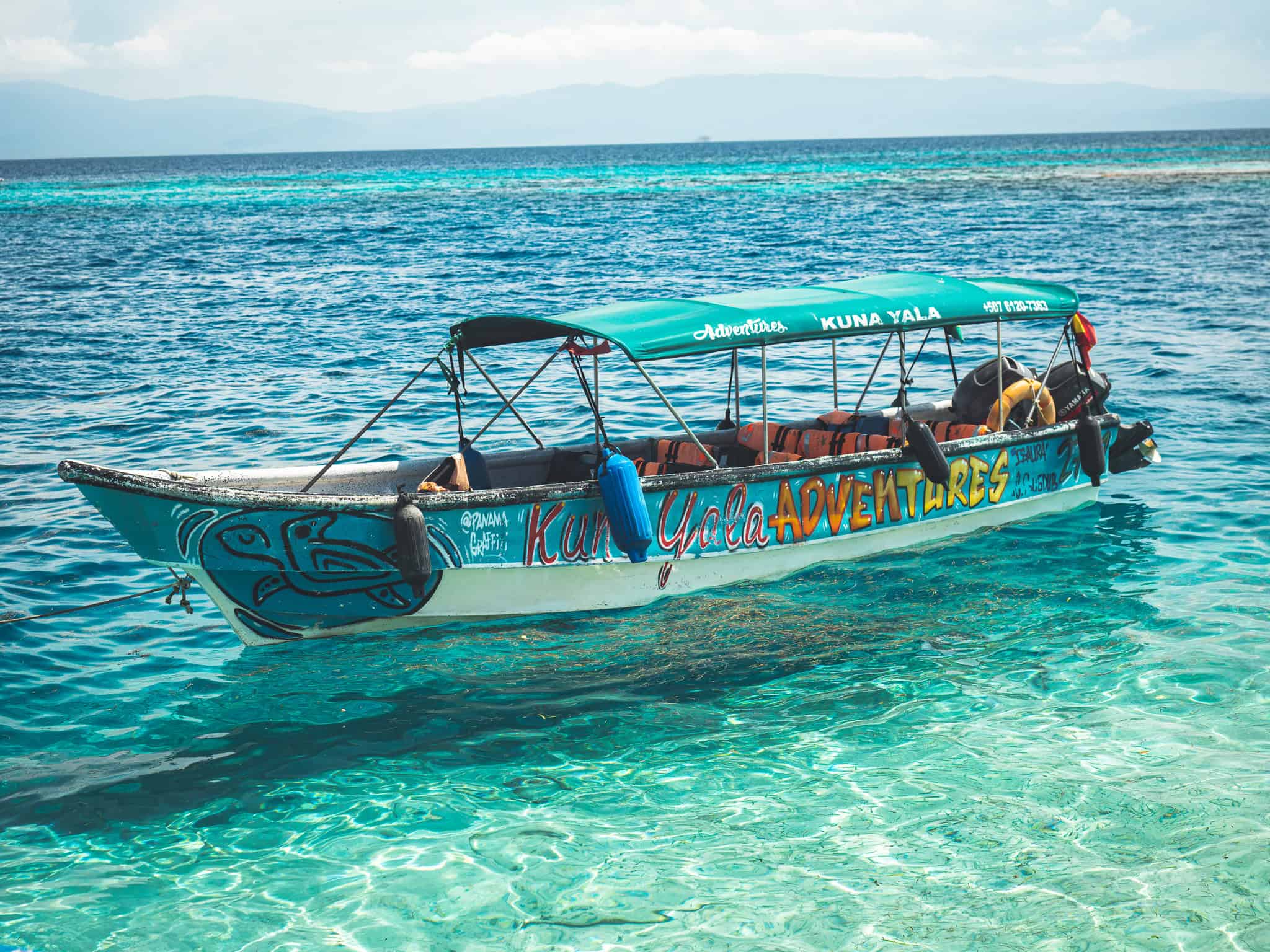 Boot in klarem Wasser vor den San Blas Inseln Panama.