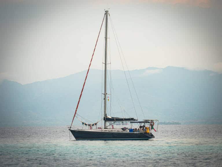 Segelboot vor den San Blas Inseln in Panama bei Sonnenuntergang.