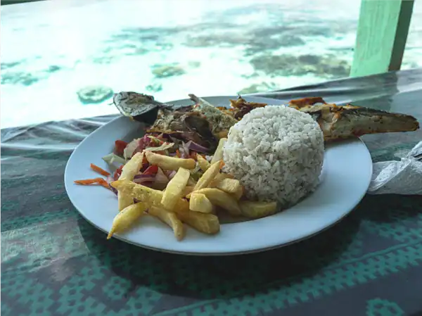 Frischer Fisch mit Reis und Pommes auf einer Insel in den San Blas Inseln.