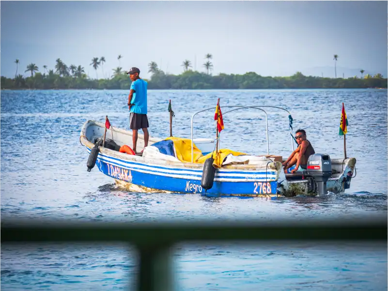 Boot auf den San Blas Inseln in Panama mit zwei Personen.