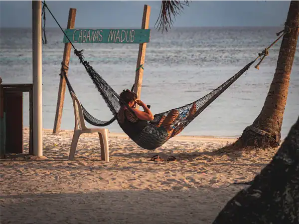 Entspannende Person in Hängematte an den San Blas Inseln, Panama.