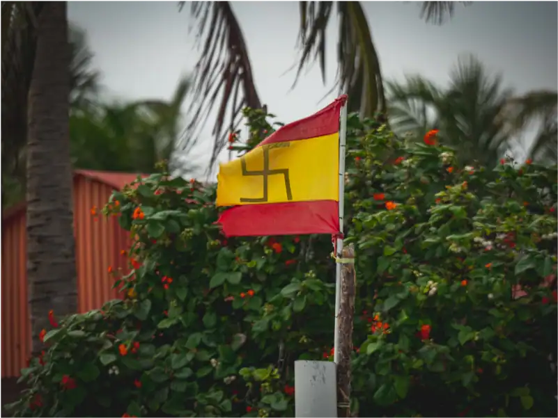 Flagge der San Blas Inseln vor tropischer Vegetation.