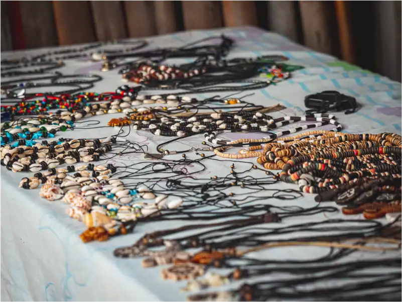 San Blas Inseln Panama – Handgemachte Schmuck Handgemachter Schmuck auf einem Markt in den San Blas Inseln, Panama.