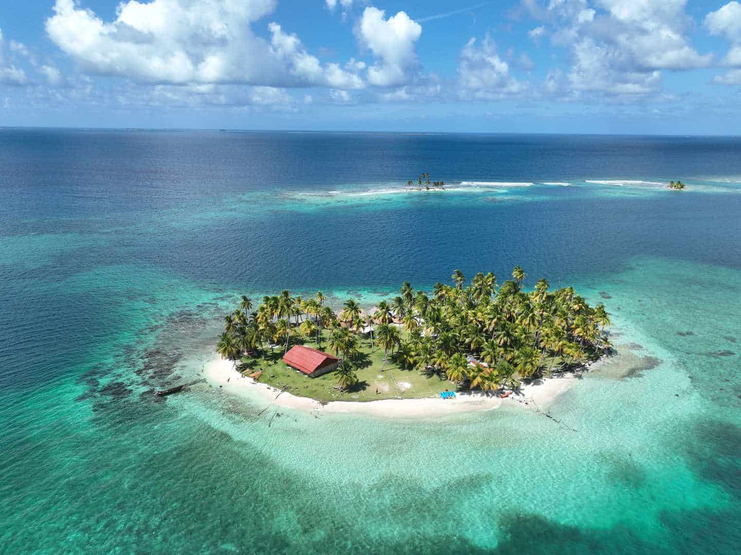 Paradiesische Insel mit Palmen und weißem Sandstrand in den San Blas Inseln.