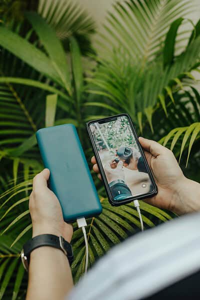 Person fotografiert Natur mit Smartphone auf den San Blas Inseln Panama.