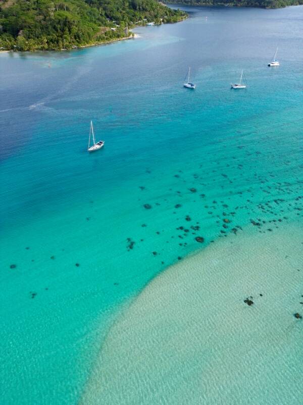 Blaue Lagune mit Segelbooten vor den San Blas Inseln in Panama.