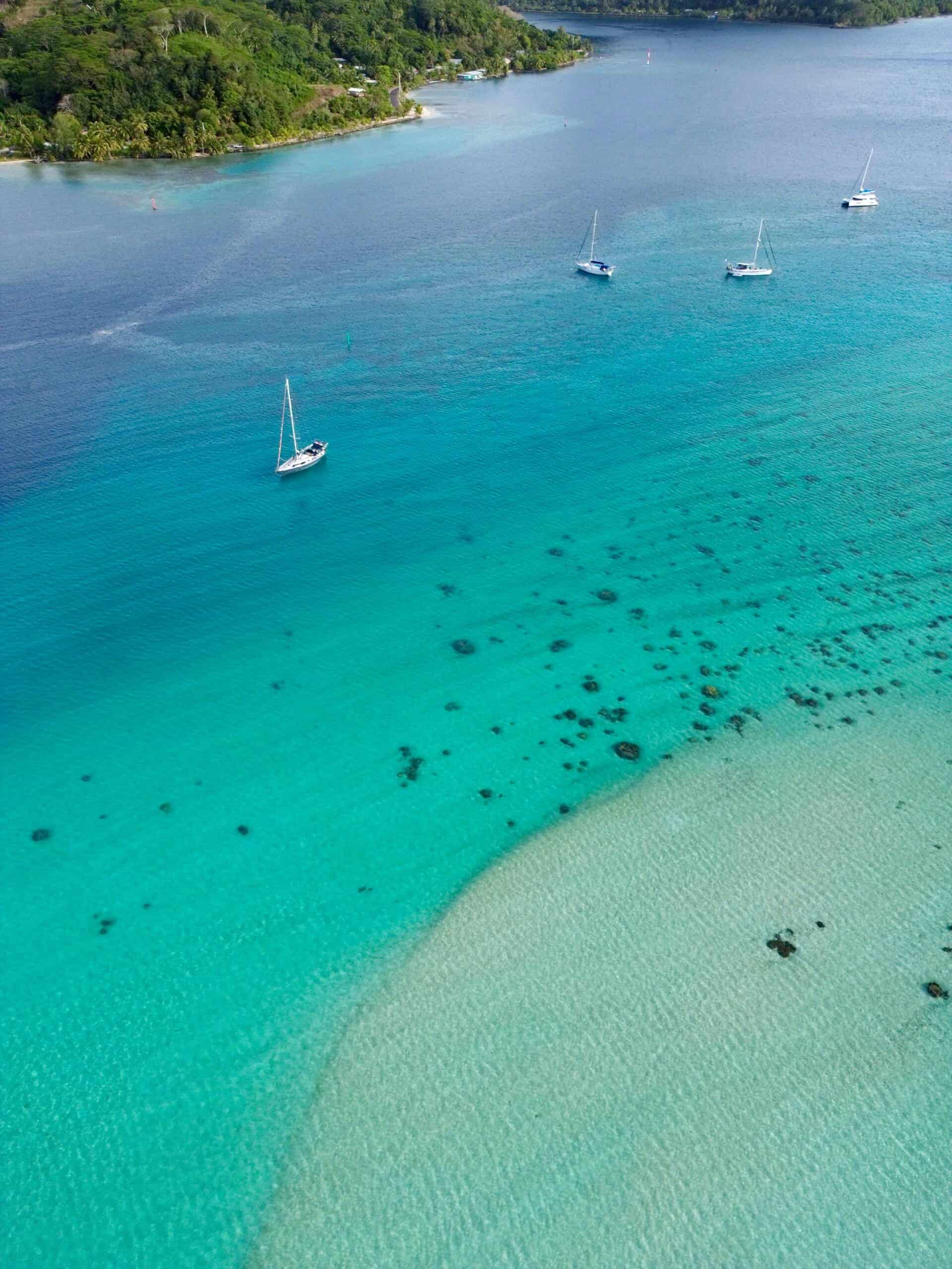 Blaue Lagune mit Segelbooten vor den San Blas Inseln in Panama.