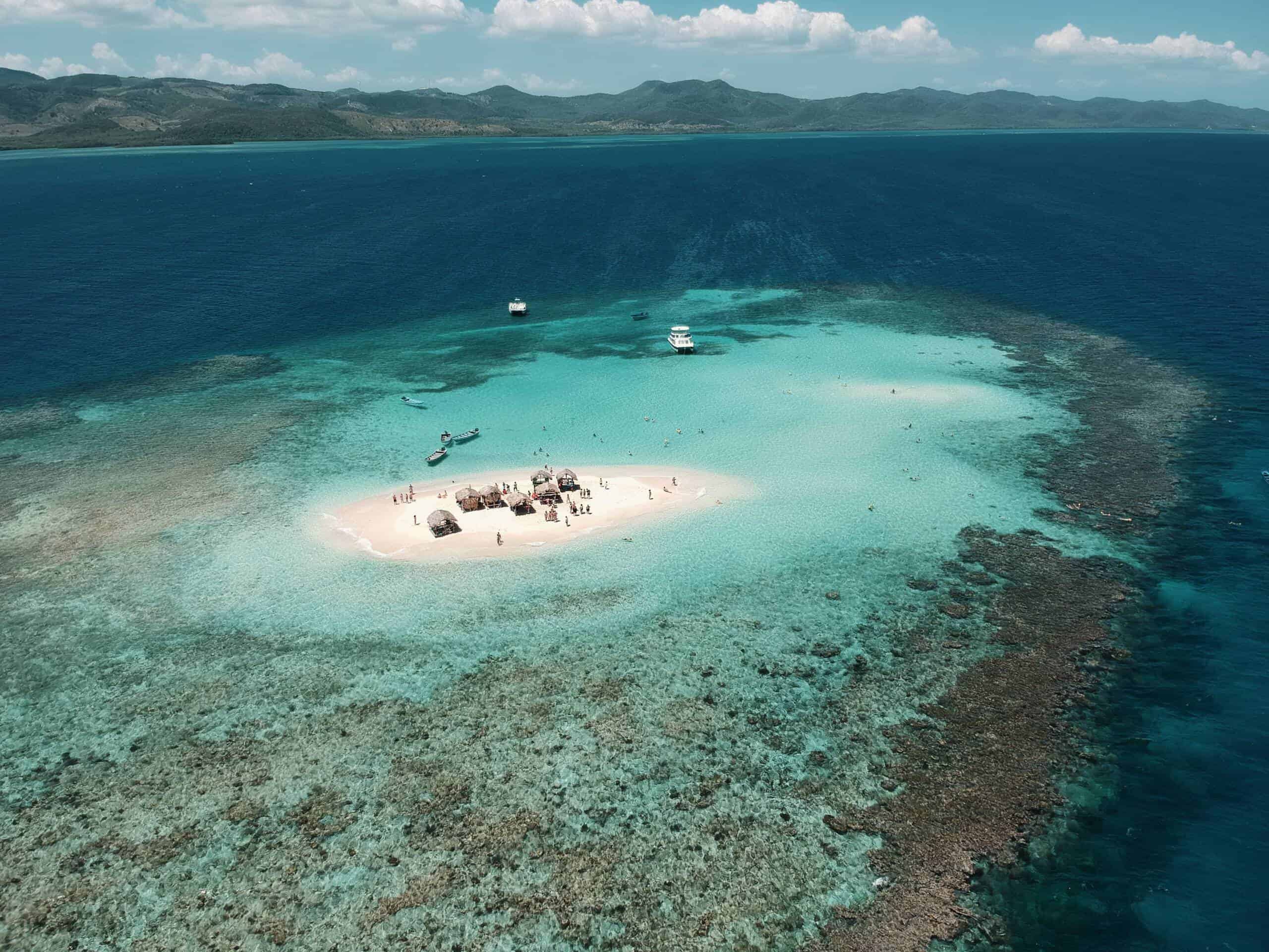 San Blas Inseln Panama mit türkisfarbenem Wasser und kleinen Inseln.