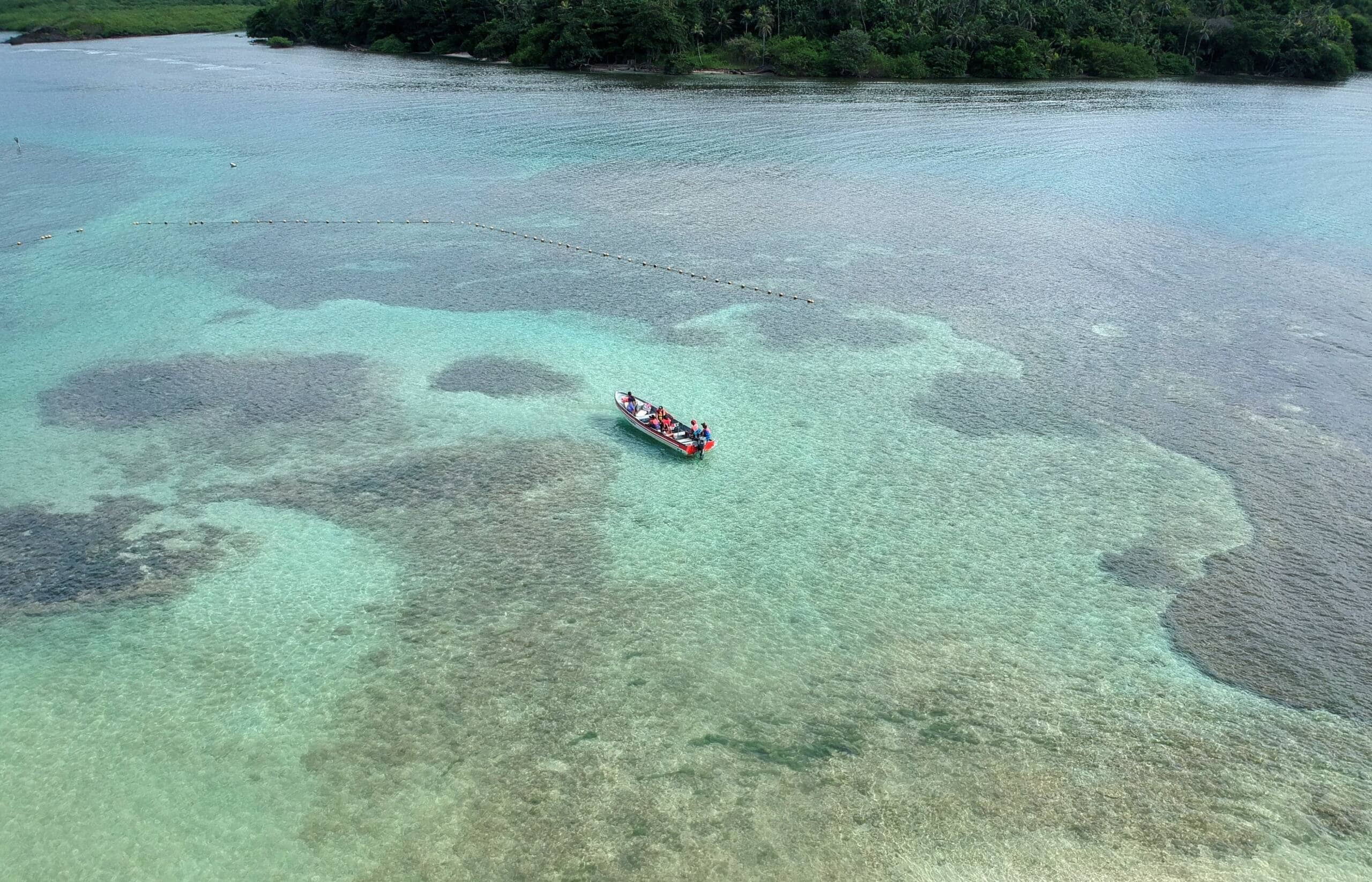 Boot auf klarem Wasser vor den San Blas Inseln in Panama.
