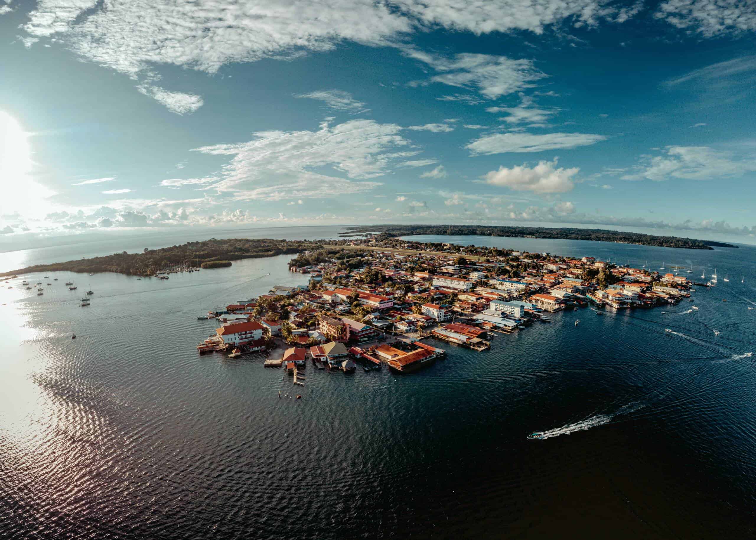 Luftaufnahme der San Blas Inseln in Panama mit bunten Häusern und Wasser.