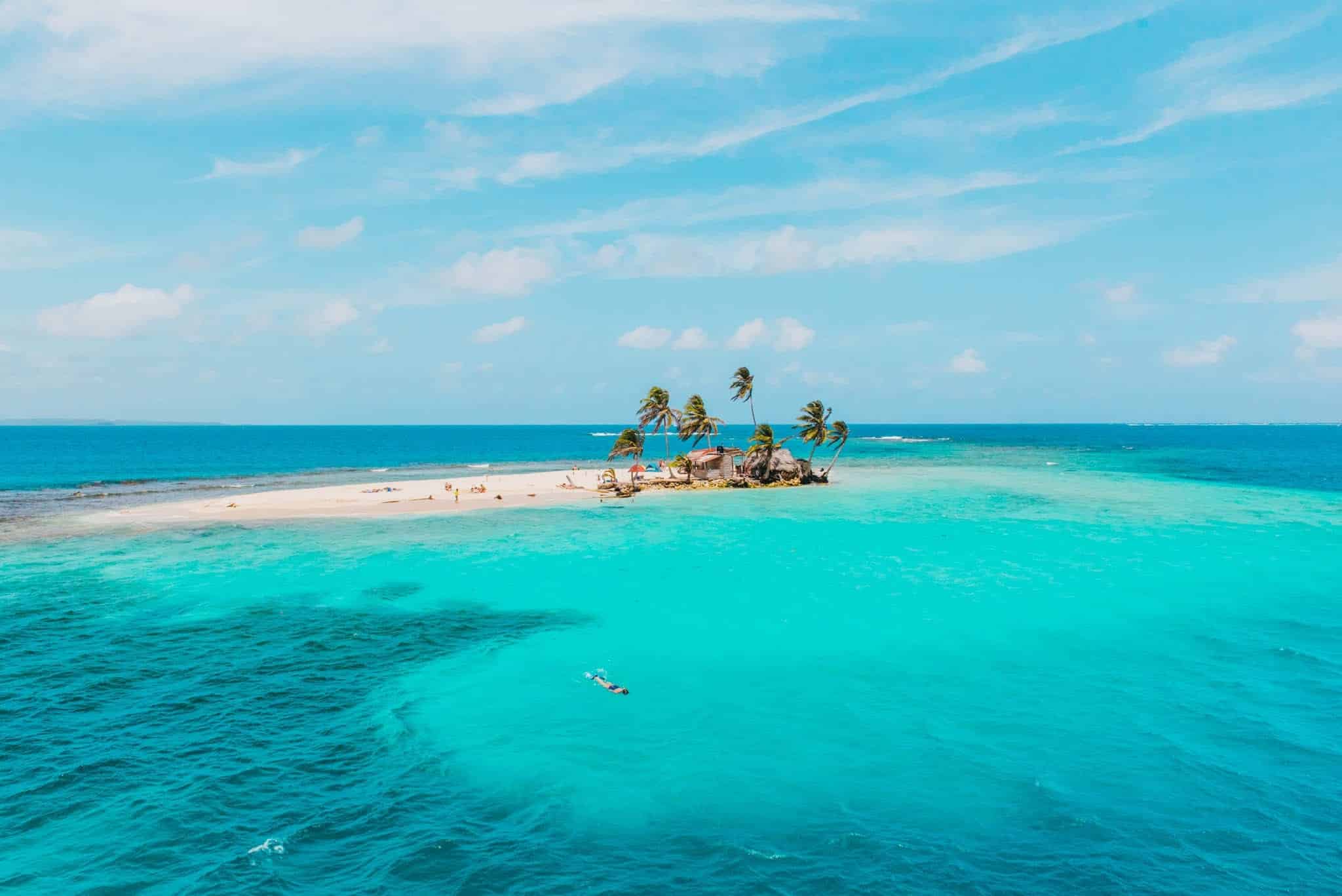 Klares Wasser und kleine Insel in den San Blas Inseln, Panama, Guna Yala.