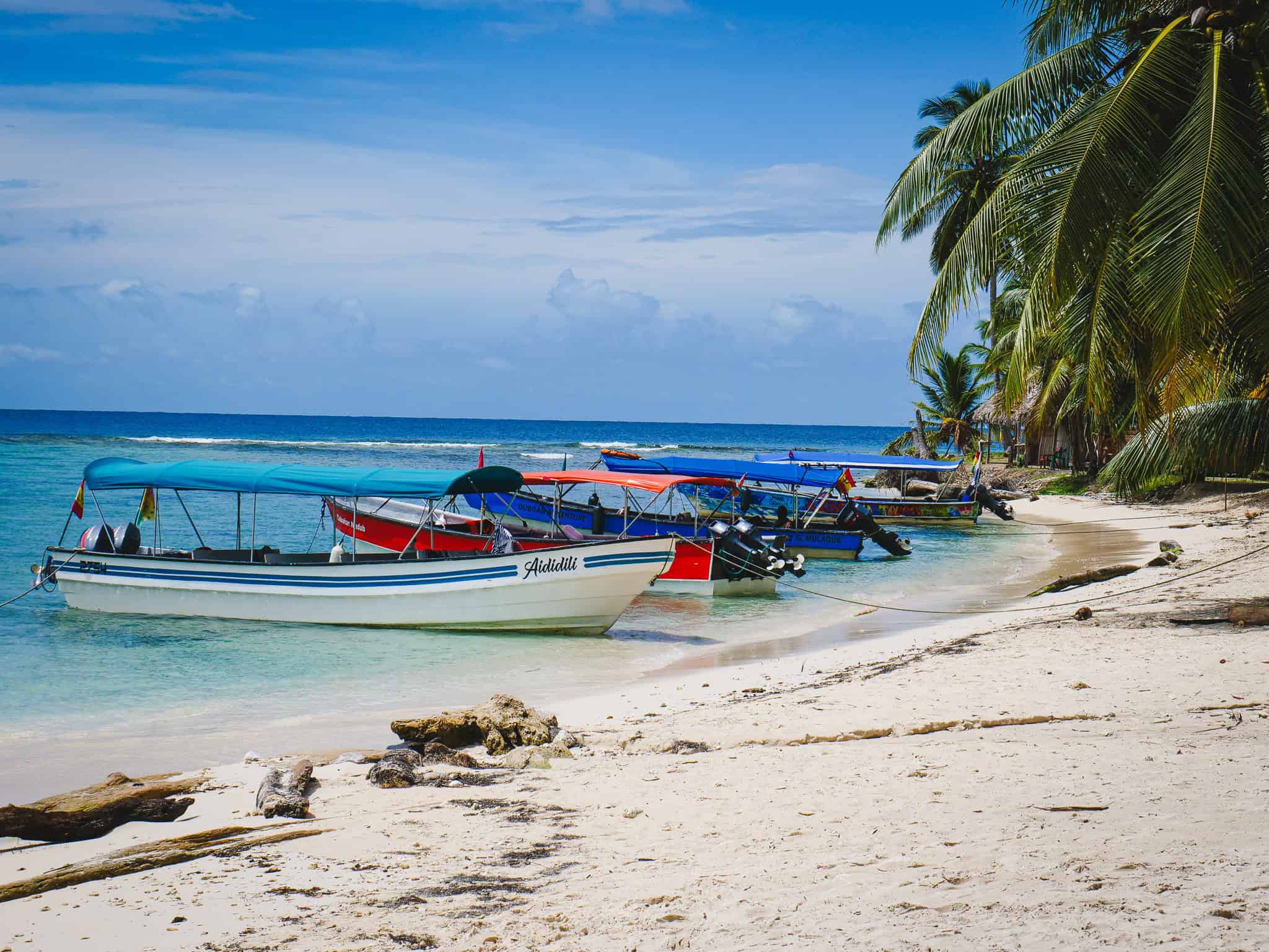 Boote am Strand der San Blas Inseln in Panama, Palmen, Karibik, tropisches Paradies.