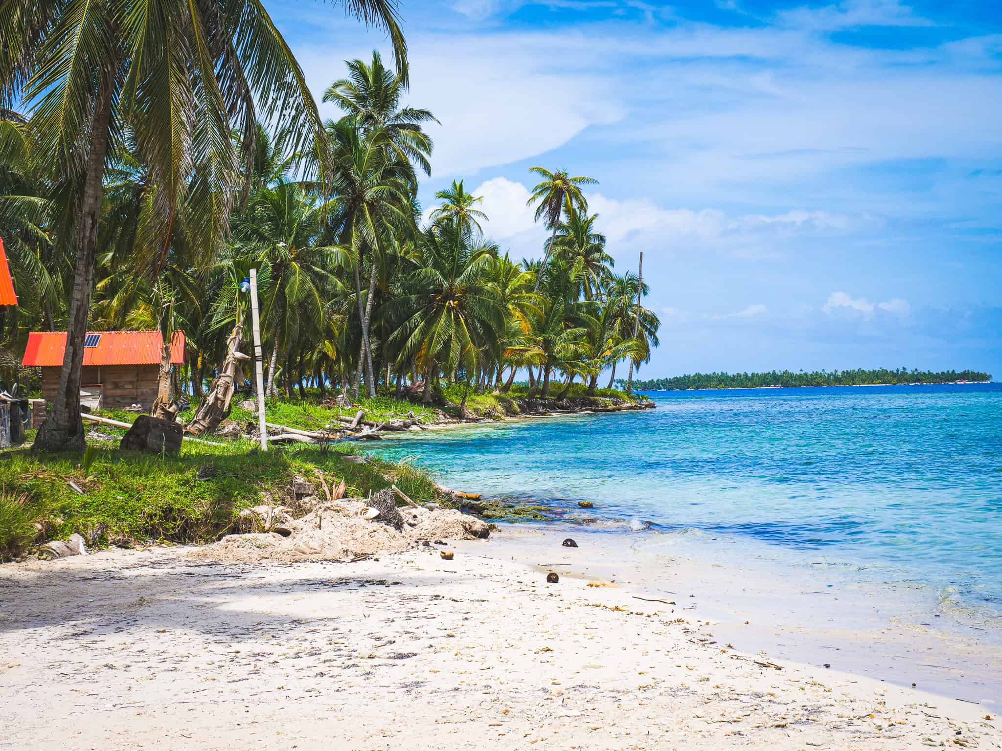 Paradiesische San Blas Inseln mit Palmen, weißem Sandstrand und klarem Wasser in Panama.