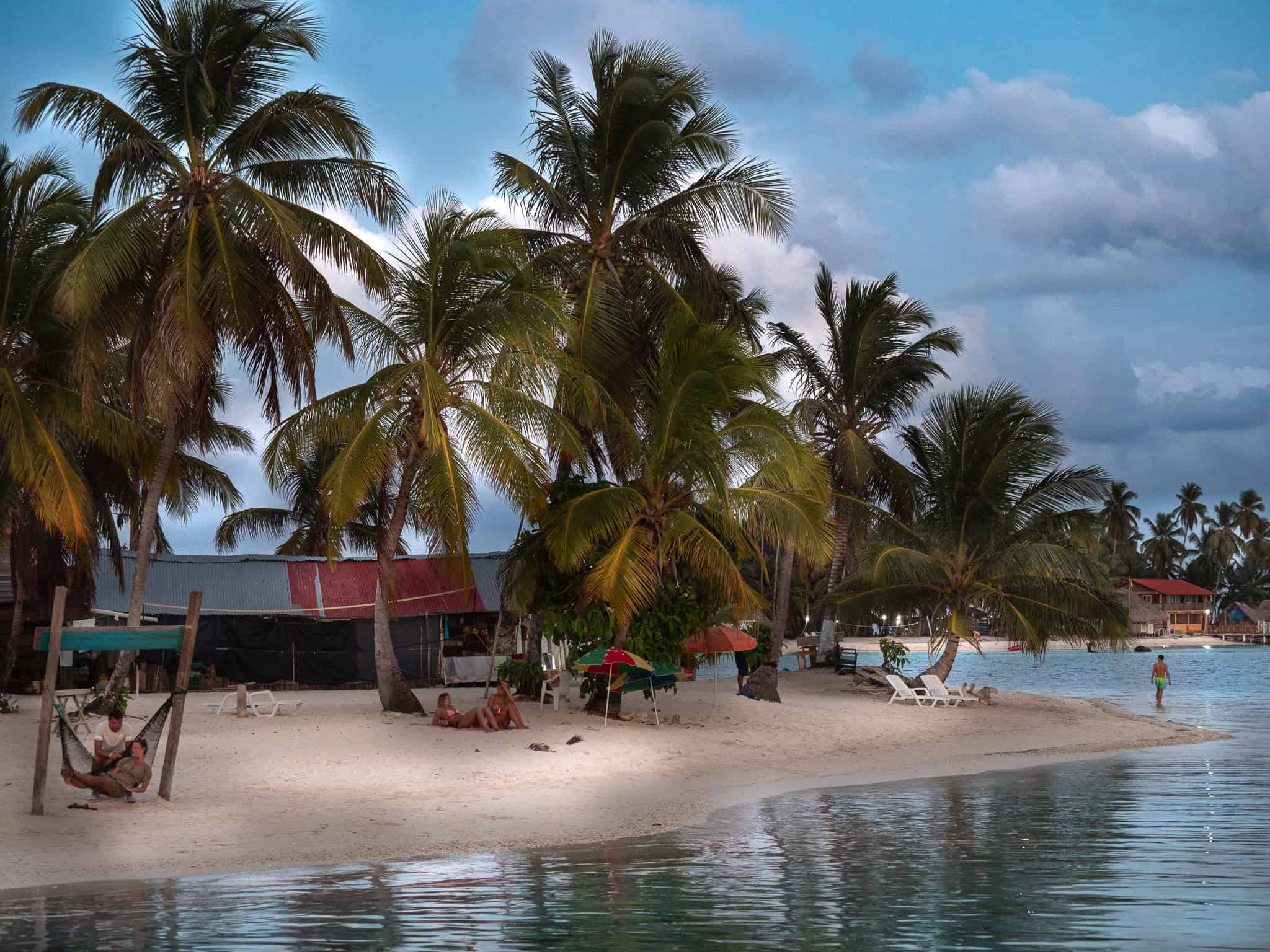 Drohne fliegt über grüne San Blas Inseln in Panama, Guna Yala, Karibik.
