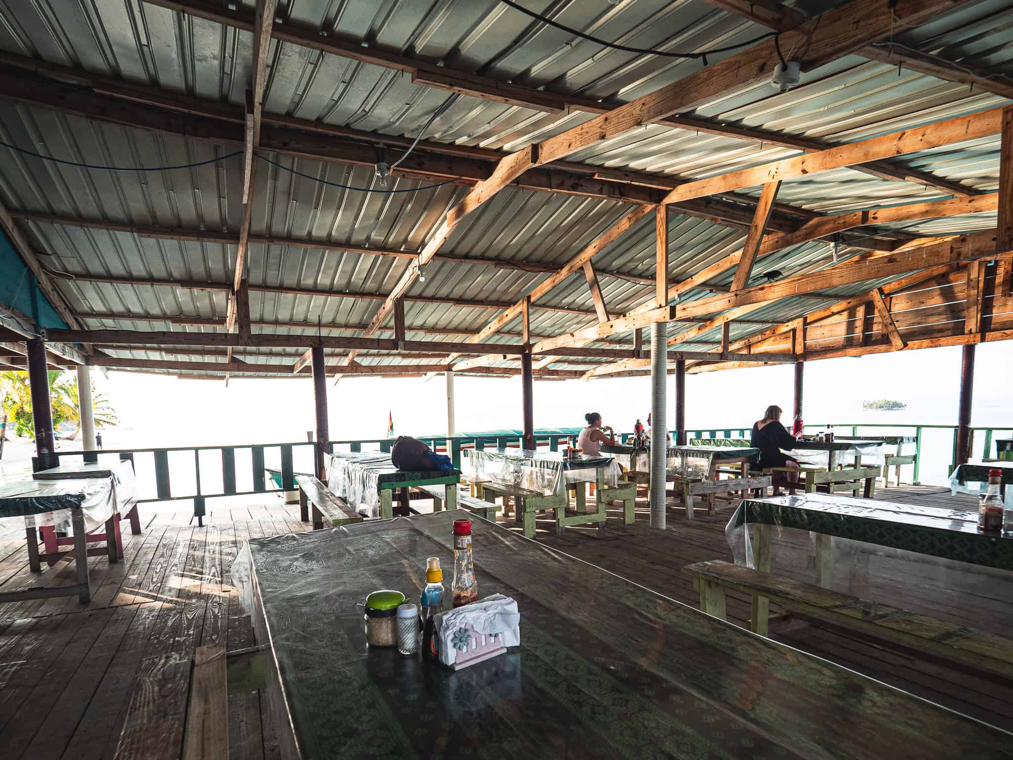 Blick auf eine Strandbar mit Tischen und Blick aufs Meer in Guna Yala, Panama.