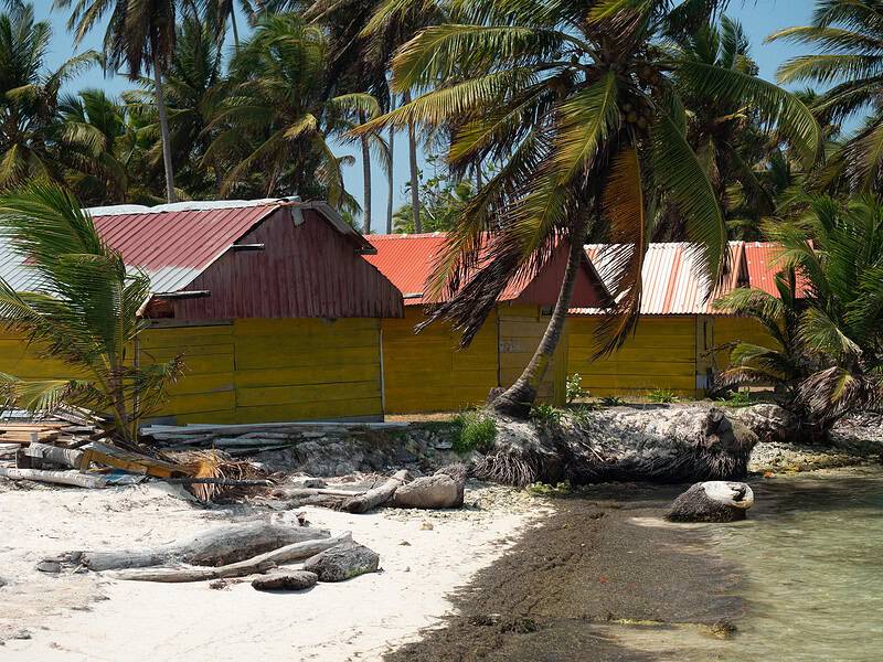 Strand mit Palmen und bunte Hütten auf den San Blas Inseln.