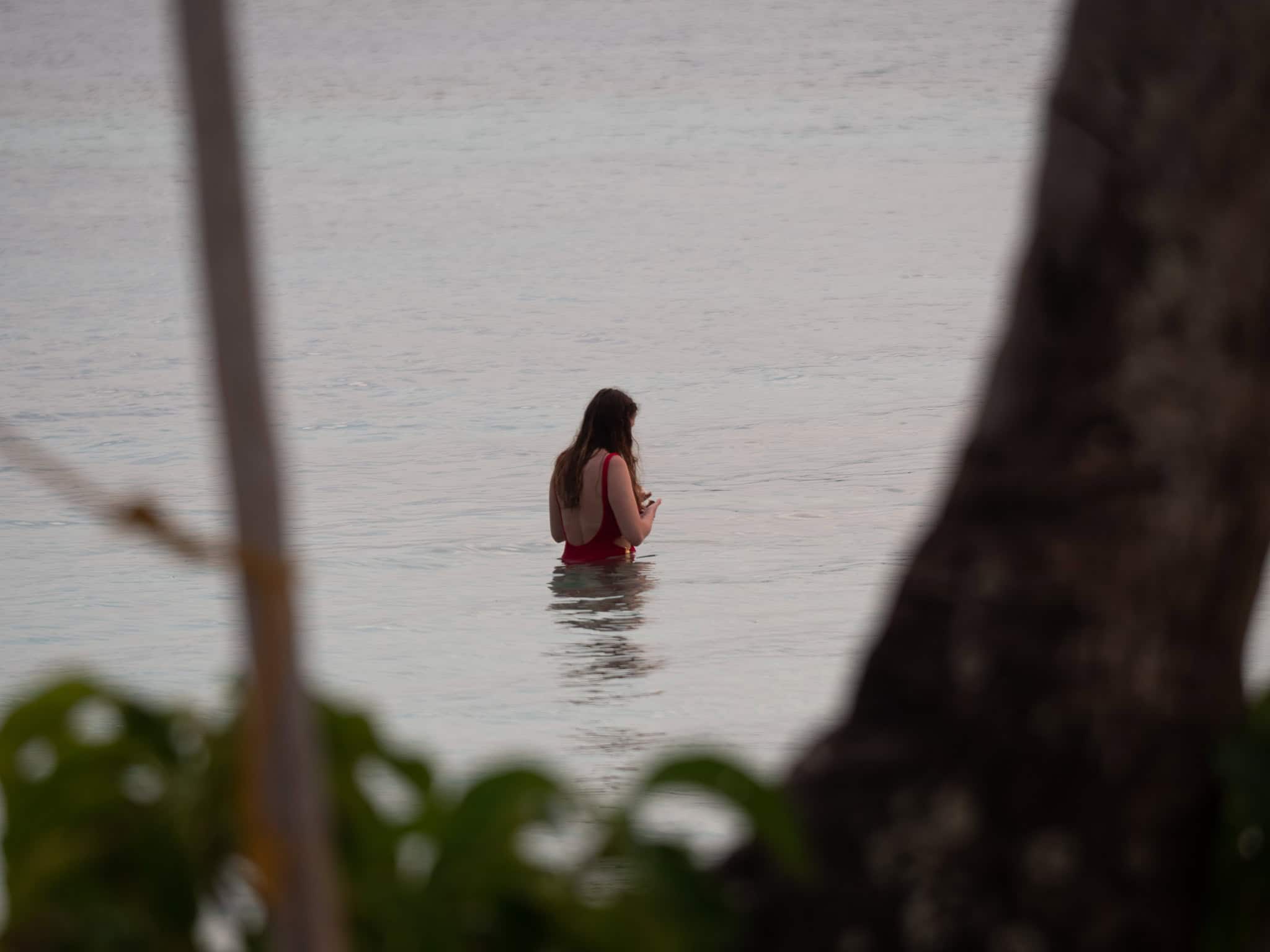 Frau beim Schwimmen in den San Blas Inseln, Panama.