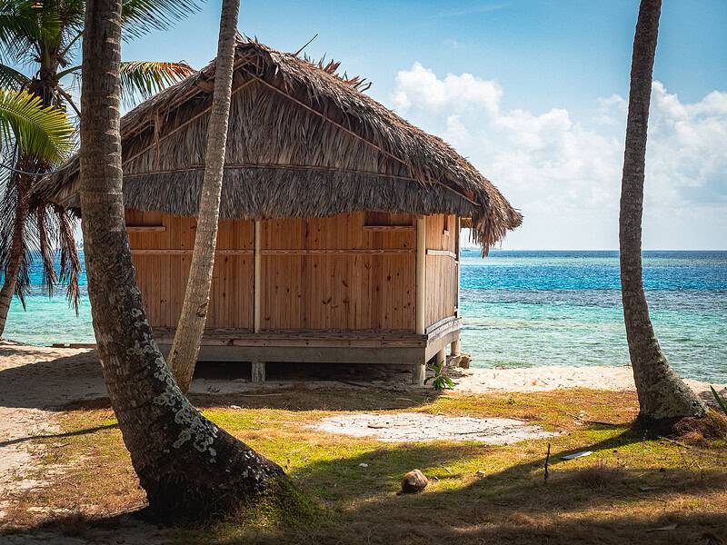 Hütten am Strand auf den San Blas Inseln, Panama, Karibik.